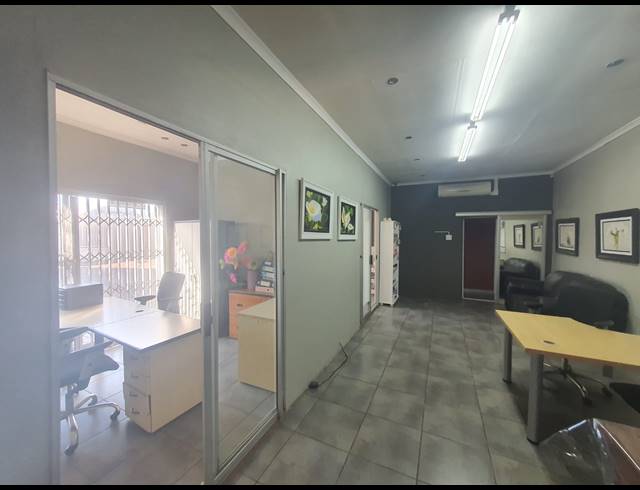 940M² BUSINESS FOR SALE IN BRACKENHURST